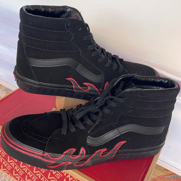 Vans Men’s Sk8-Hi Flame
Suede Black/Red
VN0005UJY09
Sneakers - Picture 7 of 16